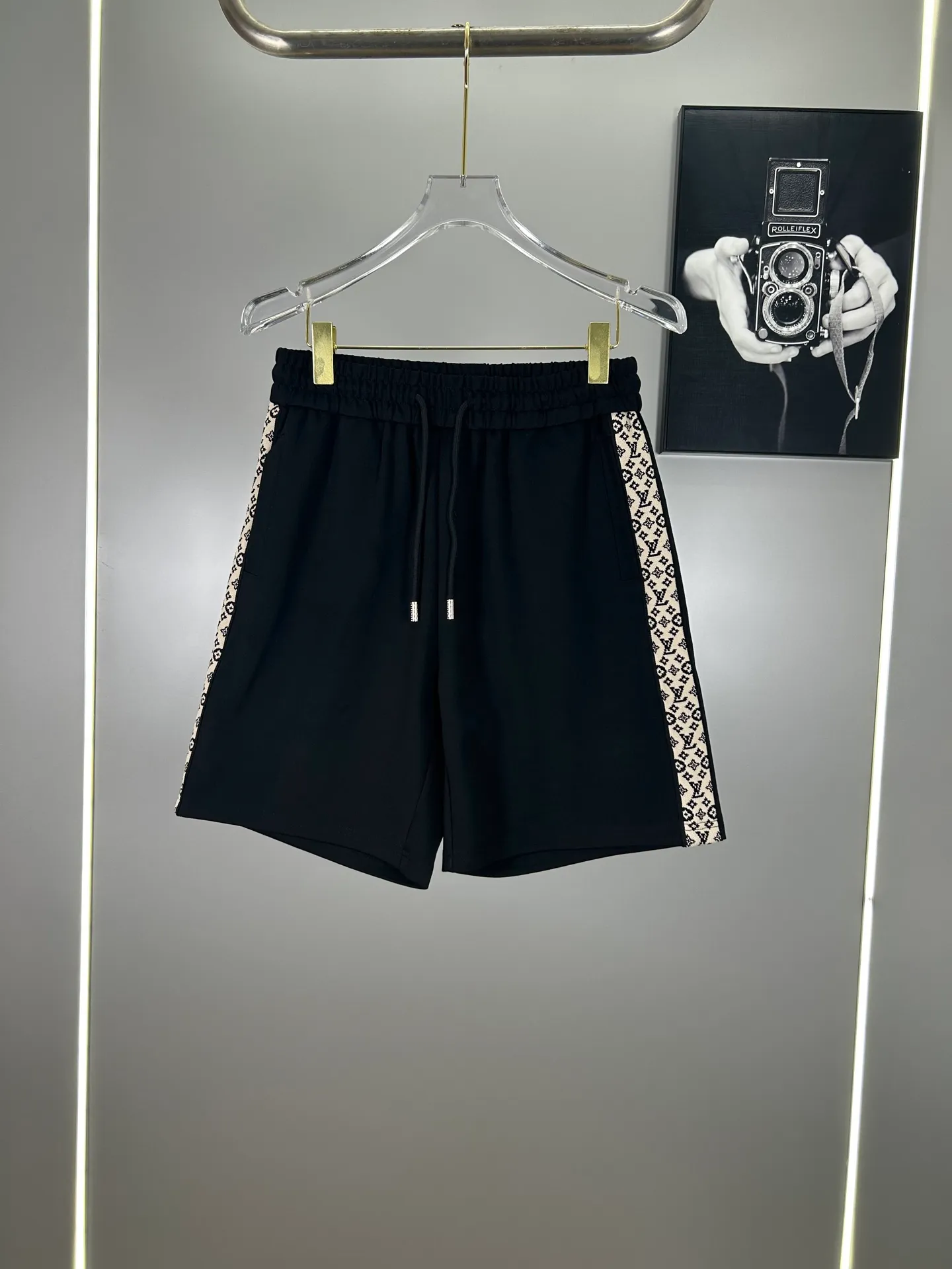 🅿️240 (high-end original specification version) Louis Vuitton LV 2025ss trade channel goods. Ribbon casual sports shorts. An irresistible classic style with a casual and fashionable touch. Simplified proportional tailoring creates a casual and versatile fit. The customer-supplied high-density 400g fabric is different from traditional knitted cotton fabrics. It feels soft and delicate, has a better texture, is comfortable and skin-friendly, anti-wrinkle and breathable. Modern classic urban benchmark with a new image. The drawstring waist design highlights the charm of sports and leisure. It shows the youthful and exuberant expression. Lazy and sexy... Size: S--XXL